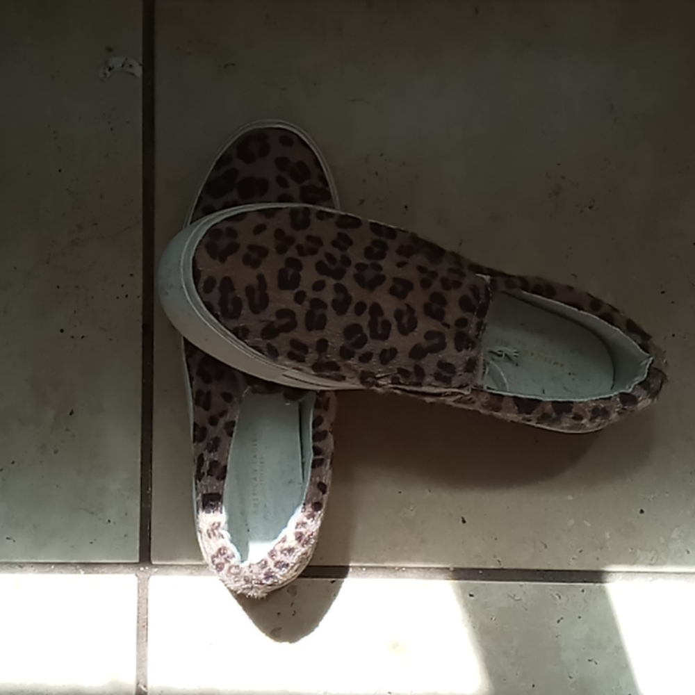 Im selling shoes